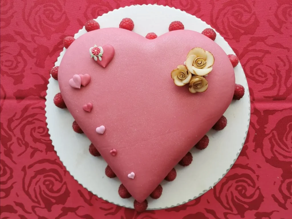 Rosa Fondant-Herztorte
