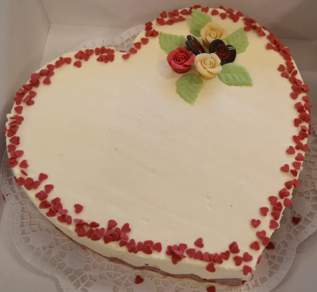 Weiss-rote Herztorte