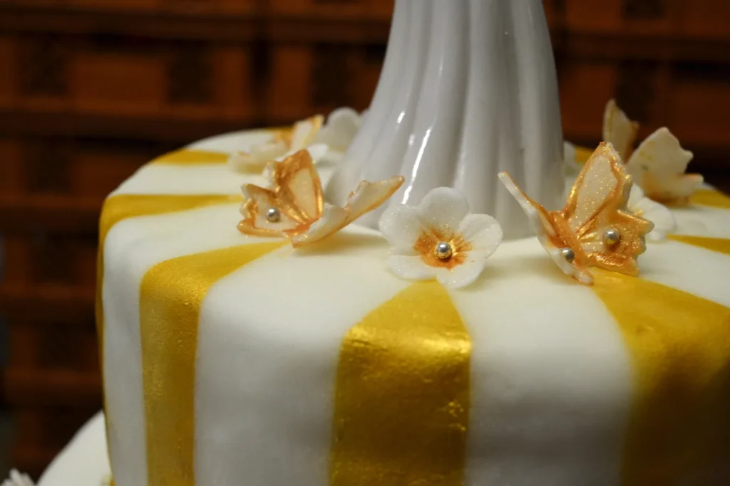 Hochzeitstorte mit Golddetail