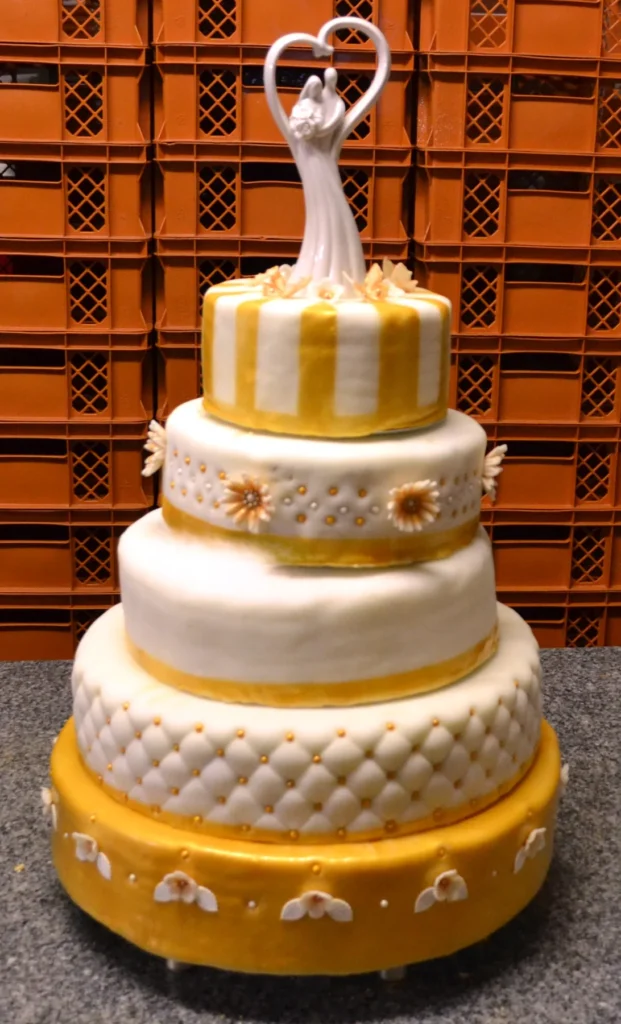 Weiss-goldene Hochzeitstorte