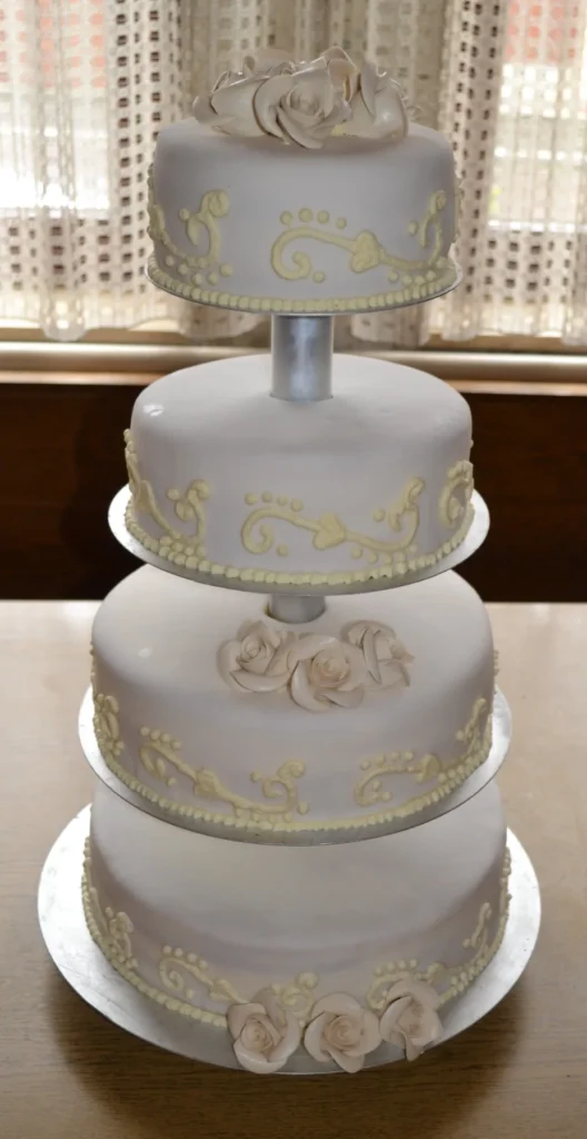 Mehrstoeckige weisse Hochzeitstorte