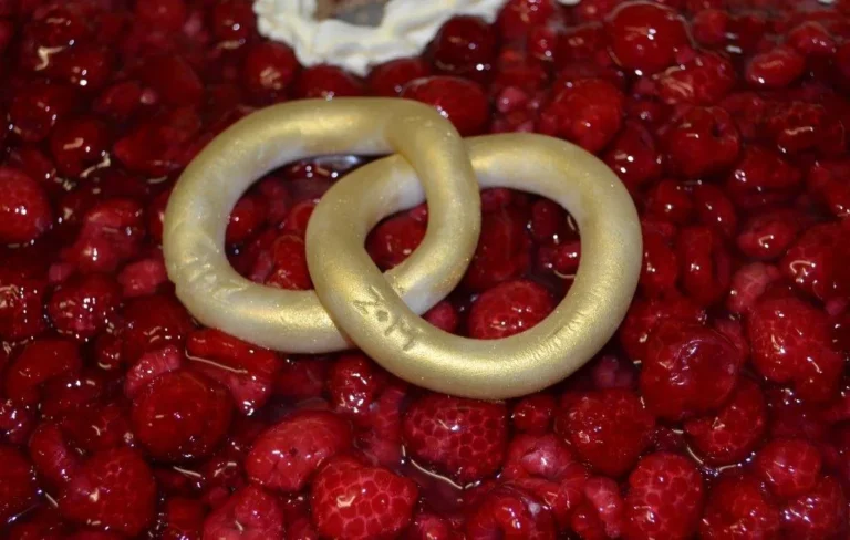 Hochzeitstorte Detail mit Ringen