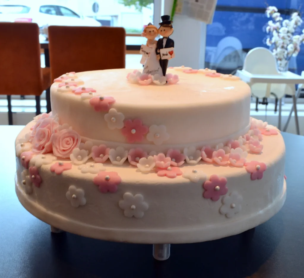 Zweistoeckige Hochzeitstorte mit Rosen