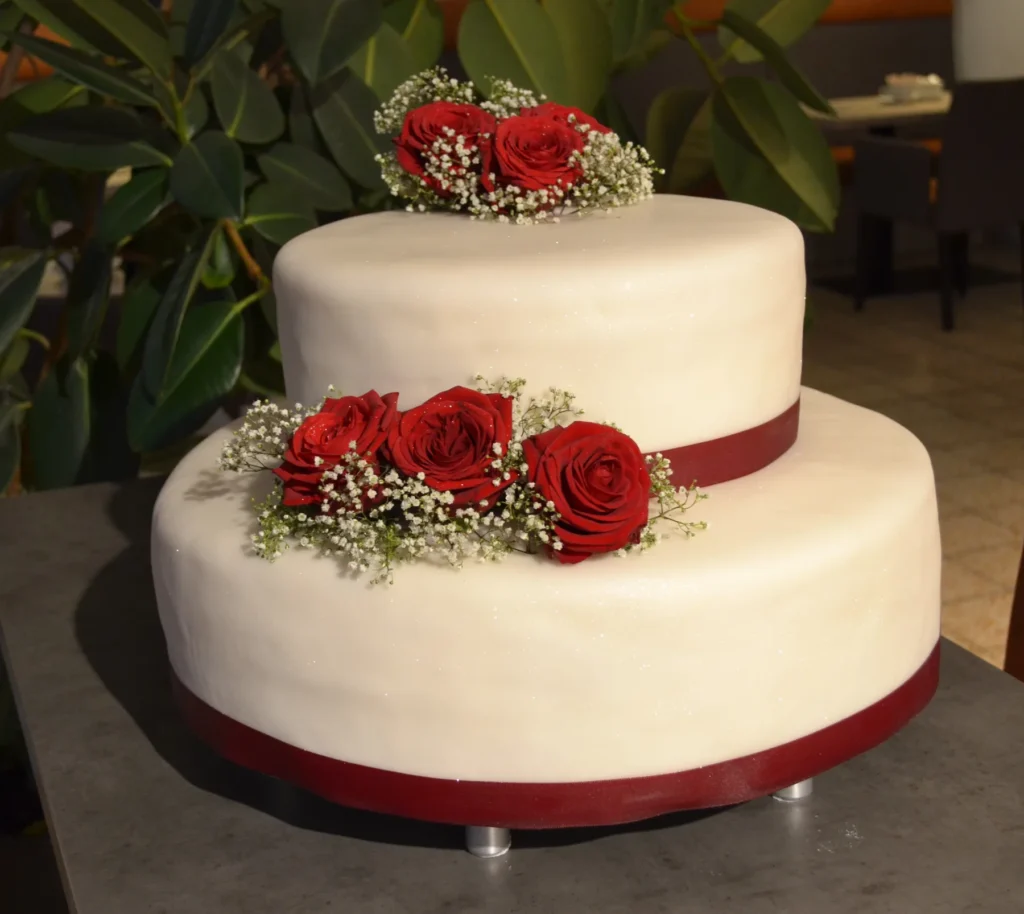 Rot-weisse Hochzeitstorte
