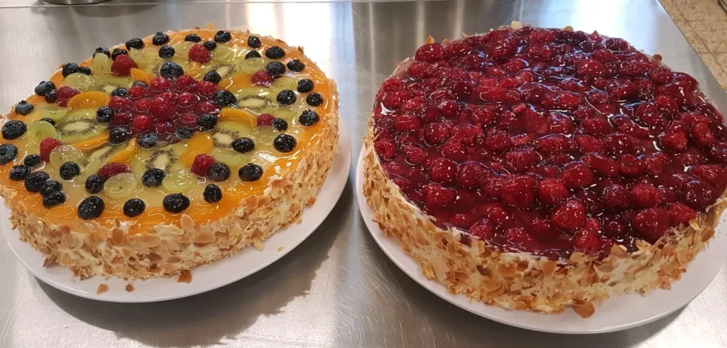 Obstkuchen mit Beerenauswahl