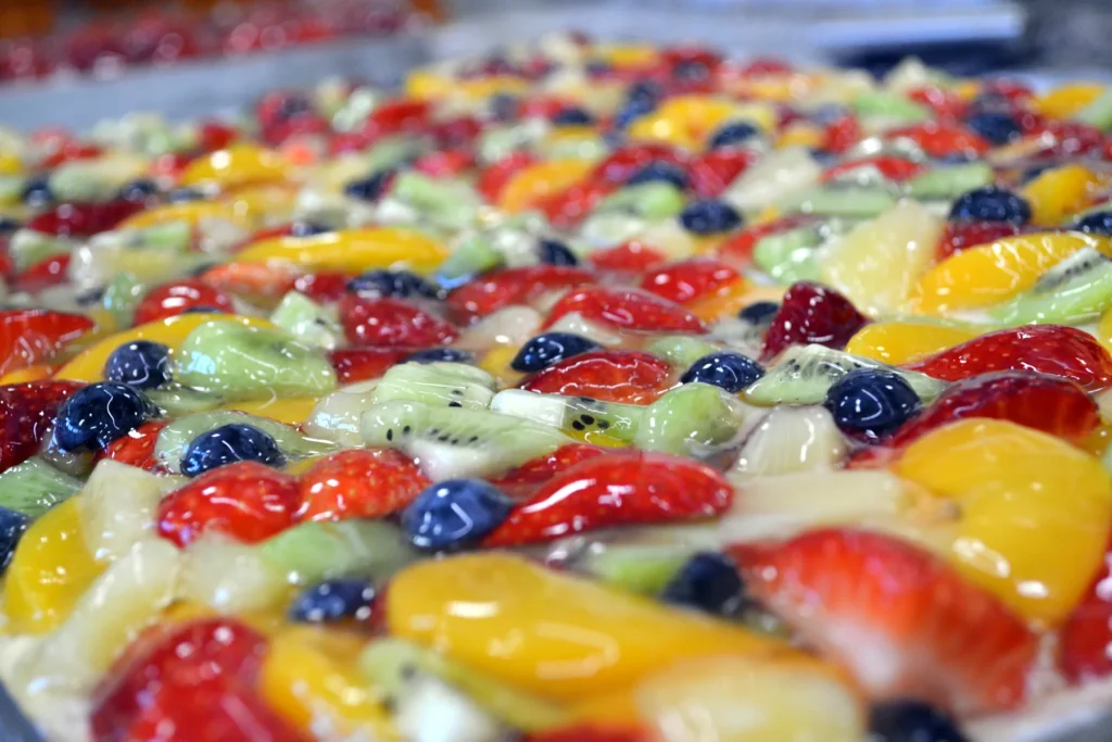 Frisch belegter Obstkuchen