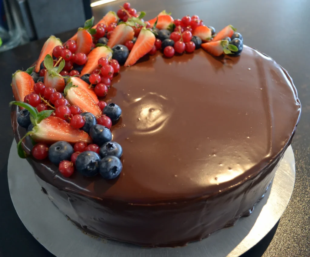 Schokoladentorte mit Beeren