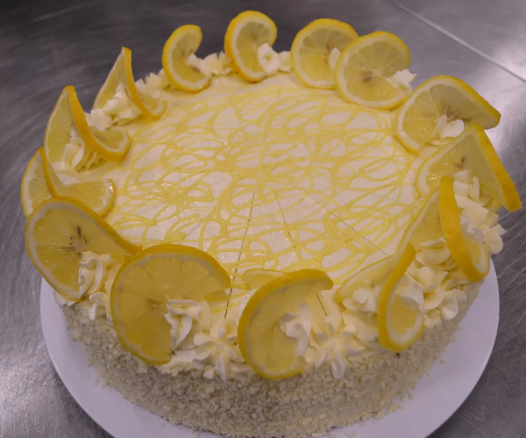 Zitronentorte mit Sahne