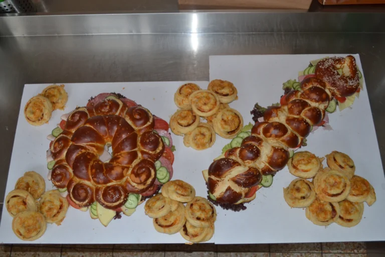 Belegter Laugenkranz und Laugenzopf mit herzhaften Schnecken