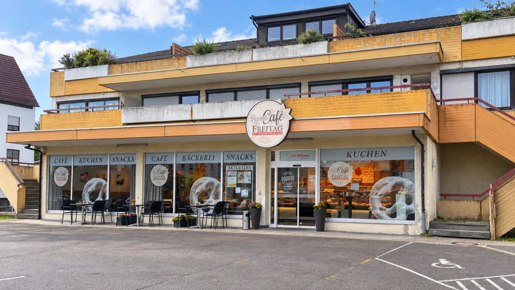 Pascal’s Café Magstadt – Außenansicht mit Eingang, Schaufenstern und Sitzplätzen