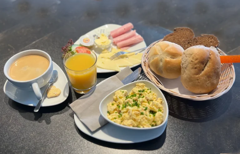 Der Fitmacher – Frühstück mit Kräuterrührei, Brot, Brötchen, Käse, Schinken, Orangensaft und Kaffee