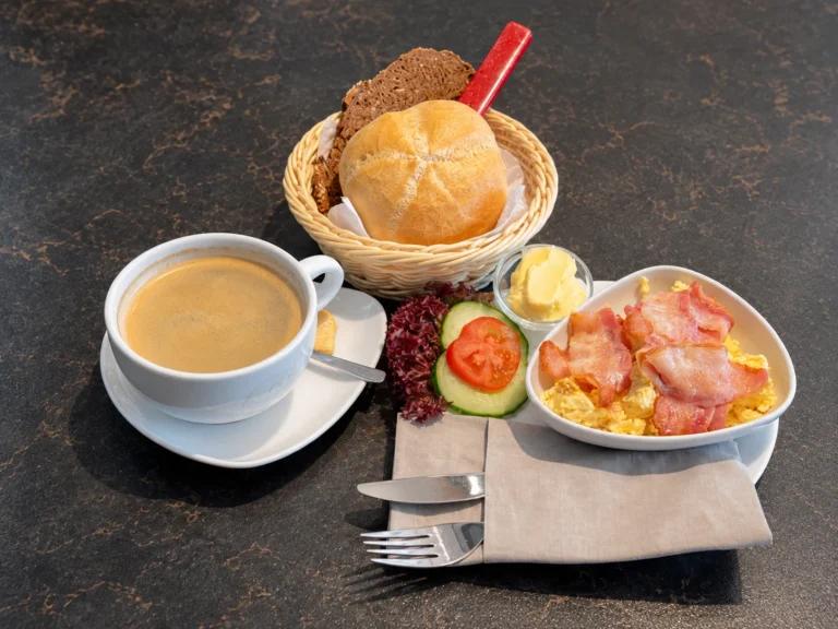 Westernlunch – Frühstück mit Rührei, Bacon, Brot, Brötchen und Kaffee